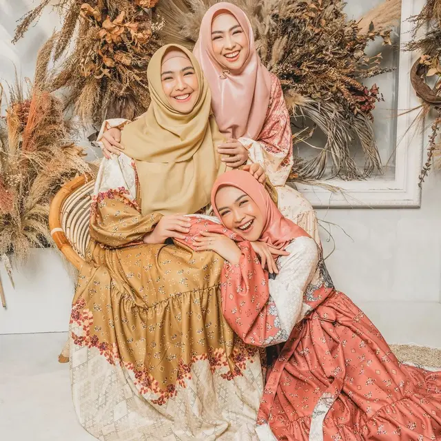 Potret 6 Kakak Adik Artis Saat Jalani Pemotretan, Bak Pinang Dibelah Dua