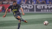 Bek  Juventus, Mattia De Sciglio melakukuan tendangan penalti saat bertanding melawan MLS All-Stars selama MLS All-Star Game 2018 di Mercedes-Benz Stadion, Atlanta, Georgia (1/8). Juventus menang 5-3. (AFP Photo/Kevin C. Cox)