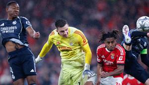 Kiper Benfica, Anatoliy Trubin, mencetak gol ke gawang Real Madrid pada lanjutan Liga Champions 2025/2026 di Estadio da Luz, Kamis (29/1/2026). (AFP/FILIPE AMORIM)