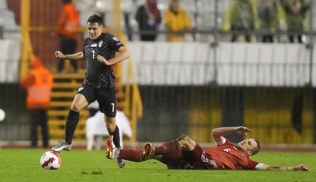 Pemain Kroasia Josip Brekalo (kiri) berebut bola dengan pemain Rusia Dmitriy Barinov pada pertandingan sepak bola kualifikasi Grup H Piala Dunia 2022 di Stadion Poljud, Split, Kroasia, 14 November 2021. Kroasia menang 1-0. (AP Photo/Darko Bandic)