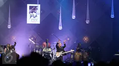 Musisi asal Inggris Sting tampil pada pagelaran Java Jazz Festival 2016 di BNI Hall, JIEXPO Kemayoran, Jakarta, Minggu (6/3). Penampilan musisi bernama lengkap Gordon Matthew Thomas Sumner itu menutup JJF dengan manis. (Liputan6.com/Herman Zakharia)