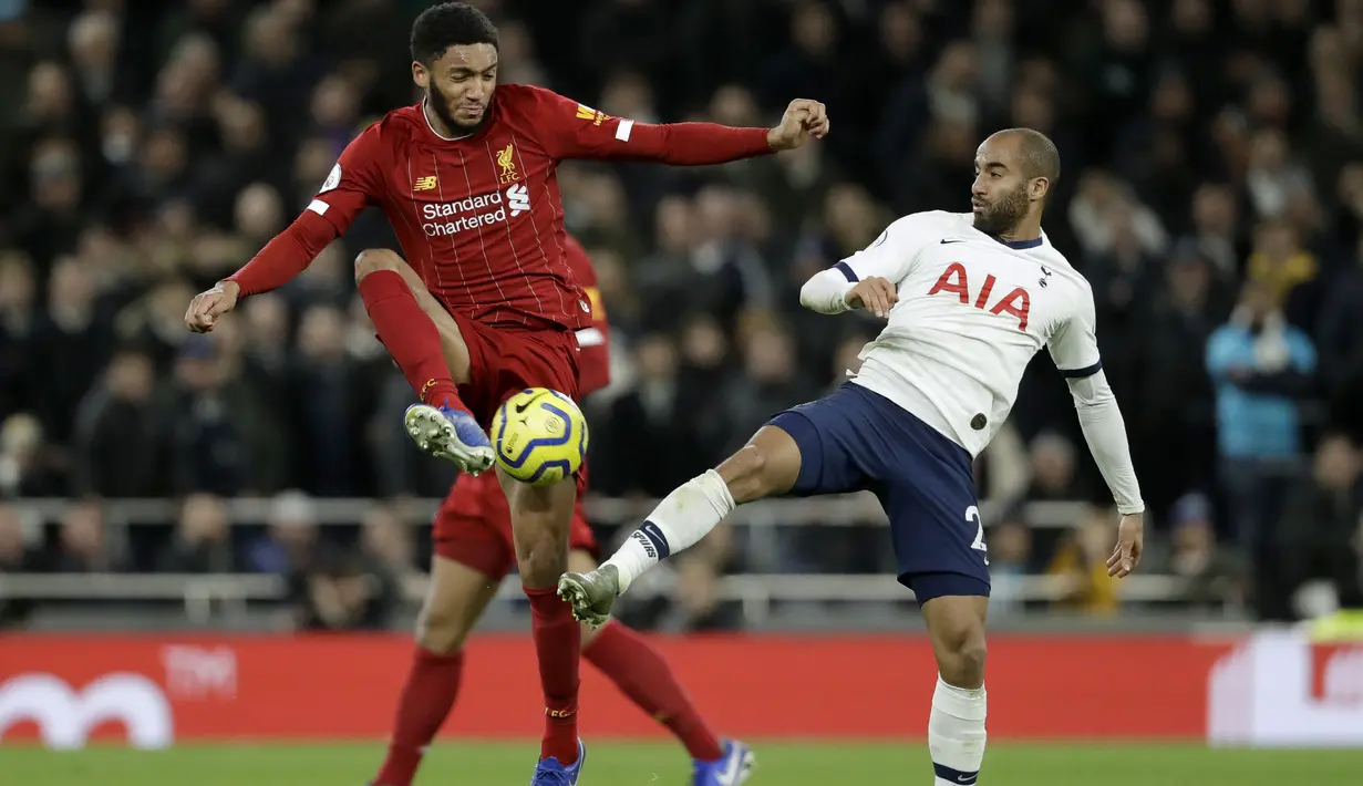 Gelandang Tottenham, Lucas Moura berebut bola dengan bek Liverpool, Joe Gomez pada pertandingan lanjutan Liga Inggris di Stadion Tottenham Hotspur di London, Inggris, Sabtu (11/1/2020). Liverpool menang 1-0 atas Tottenham. (AP Photo/Matt Dunham)