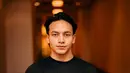 Babang ganteng dalam dunia Sri Asih tak hanya Reza Rahadian. Ada Jefri Nichol yang resmi bergabung ke jagat sinema Bumi Langit dan kebagian peran Tangguh. Terkait peran ini, Jefri Nichol dalam konferensi pers mengatakan, “Kesulitannya, ada beberapa scene fighting yang aku improvisasi. Aku baru belajar koreografi, aku takut enggak cukup buat Sri Asih dan Mbak Upi. Itu yang bikin deg-degan.” (Foto: Dok. Poplicist)