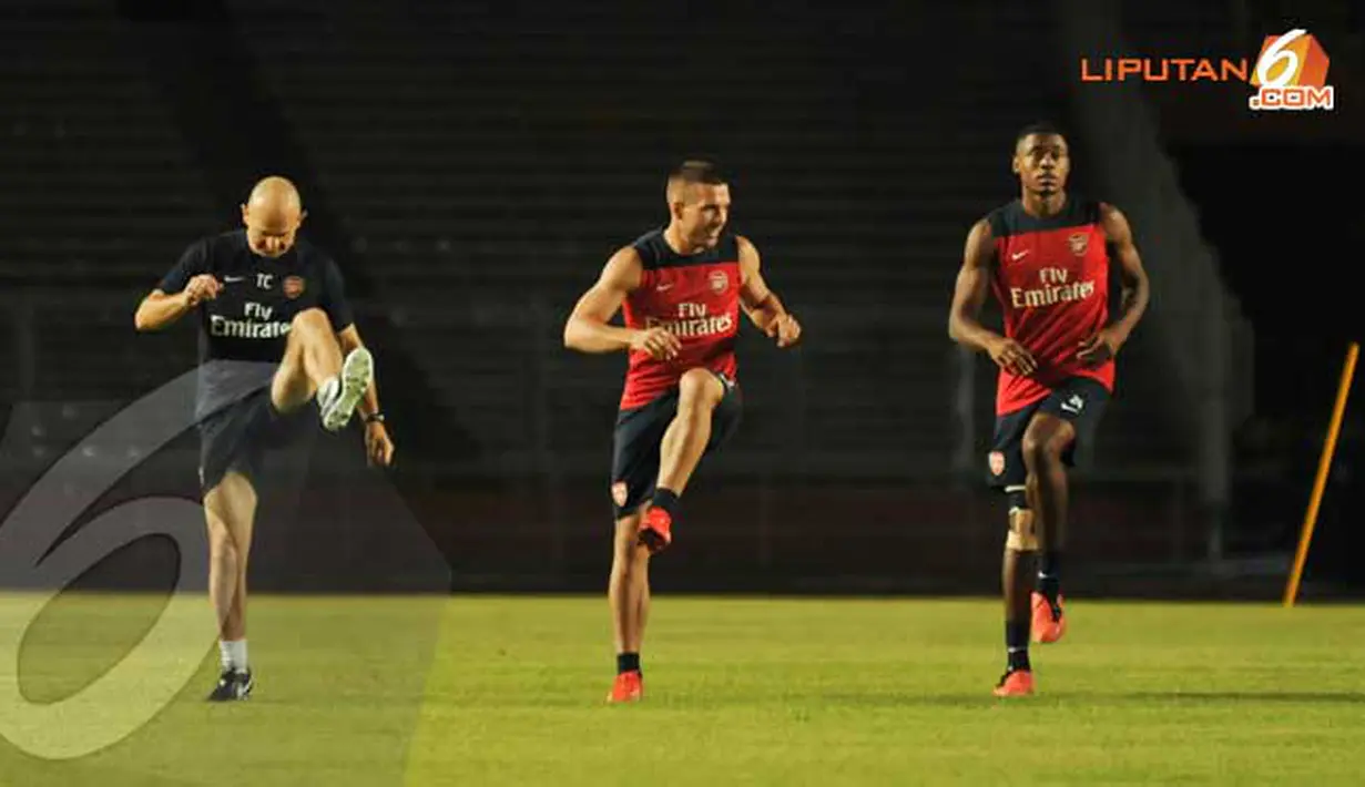 Lukas Podolski (tengah) begitu menikmati sesi latihan di Stadion GBK Jakarta. (Liputan6.com/Helmi Fithriansyah)