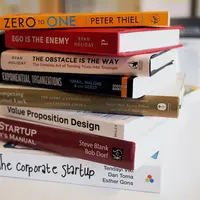 Kamu punya kebiasaan beli buku baru namun tidak dibaca dan membiarkannya menumpuk? Bisa jadi kamu punya kebiasaan bernama tsundoku (Foto: Unsplash.com/Daria Nepriakhina)