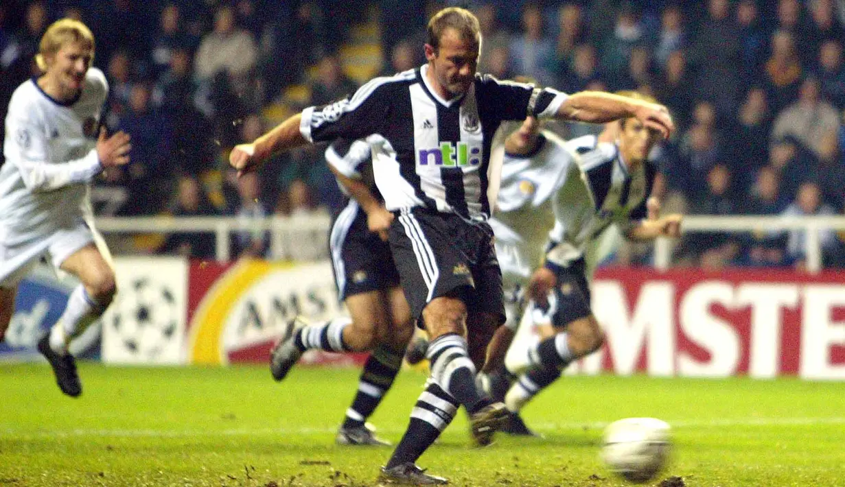 Alan Shearer merupakan pencetak gol terbanyak sepanjang masa Liga Inggris. Tak heran jika dirinya juga tercatat sebagai salah satu eksekutor penalti paling produktif. Shearer mencetak 56 dari 260 golnya lewat tendangan penalti. (AFP/Odd Andersen)