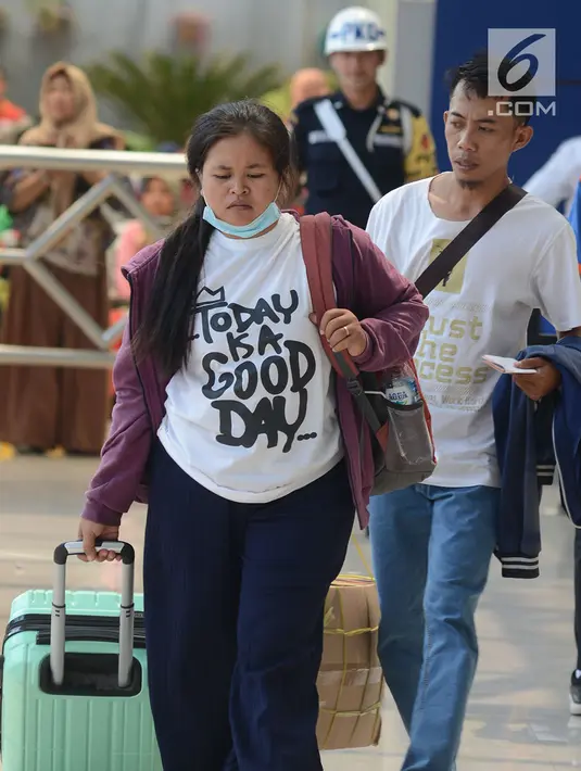 Calon penumpang membawa barang bawaan di Stasiun Pasar Senen, Jakarta, Rabu (29/5/2019). H-7 Lebaran, Stasiun Pasar Senen mulai dipadati penumpang yang ingin mudik ke kampung halaman masing-masing. (merdeka.com/Imam Buhori)