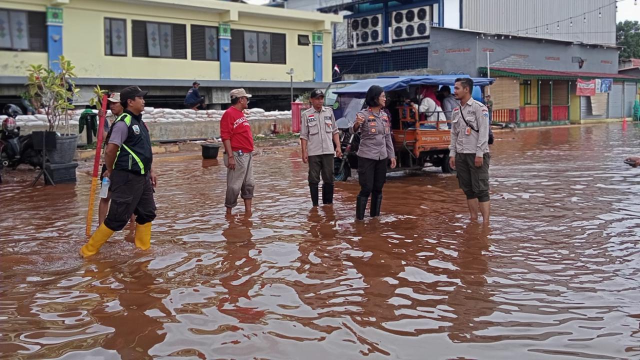 Kapolsek Sunda Kelapa Polres Pelabuhan Tanjung Priok Kompol Riza Sativa meninjau Banjir ROB di kawasan Sunda Kelapa pada Minggu (25/12/2022)