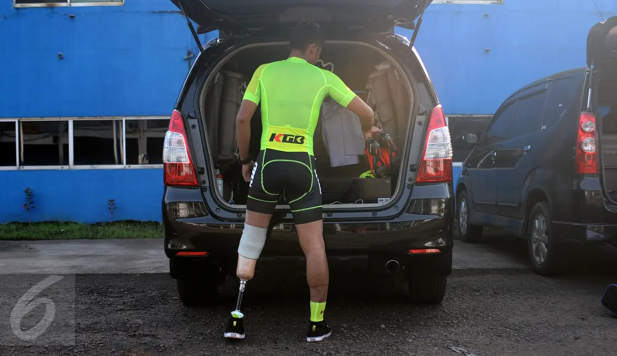 M Fadli Imammudin membenahi peralatan usai latihan di Sirkuit Sentul, Bogor, Rabu (23/2). Saat ini, M. Fadli mulai kembali ke lintasan untuk turun di Kejuaraan Asia Paracycling di Bahrain 24 Februari sampai 4 Maret 2017. (Liputan6.com/Helmi Fithriansyah)