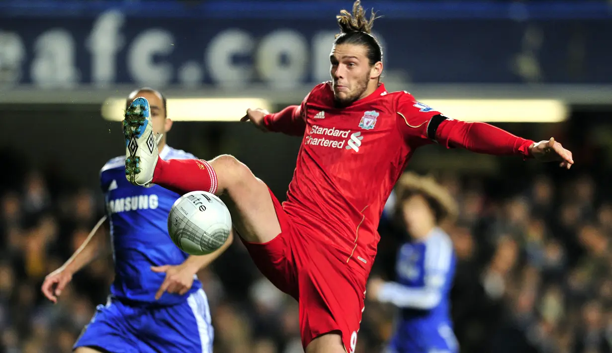 Striker Liverpool, Andy Carroll berusaha menendang bola ke gawang Chelsea pada laga Piala Liga 2011/2012 di Stamford Bridge, London (29/11/2011). Andy Carroll yang hanya membela Liverpool selama satu setengah musim dan tampil dalam 58 laga dengan torehan 4 gol dan 7 assist akhirnya dilepas ke West Ham United pada awal musim 2013/2014 setelah sempat semusim berstatus pinjaman. The Hammers harus merogoh kocek senilai 17,5 juta euro atau kini setara Rp287 miliar. (AFP/Glyn Kirk)