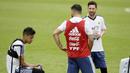 Striker Argentina, Lionel Messi berbincang dengan Sergio Aguero dan Maximiliano Meza saat latihan di Bronnitsy, Rusia, Rabu (13/6/2018). Lionel Messi menjadi tumpuan Timnas Argentina untuk menjuarai Piala Dunia 2018. (AFP/Juan Mabromata)