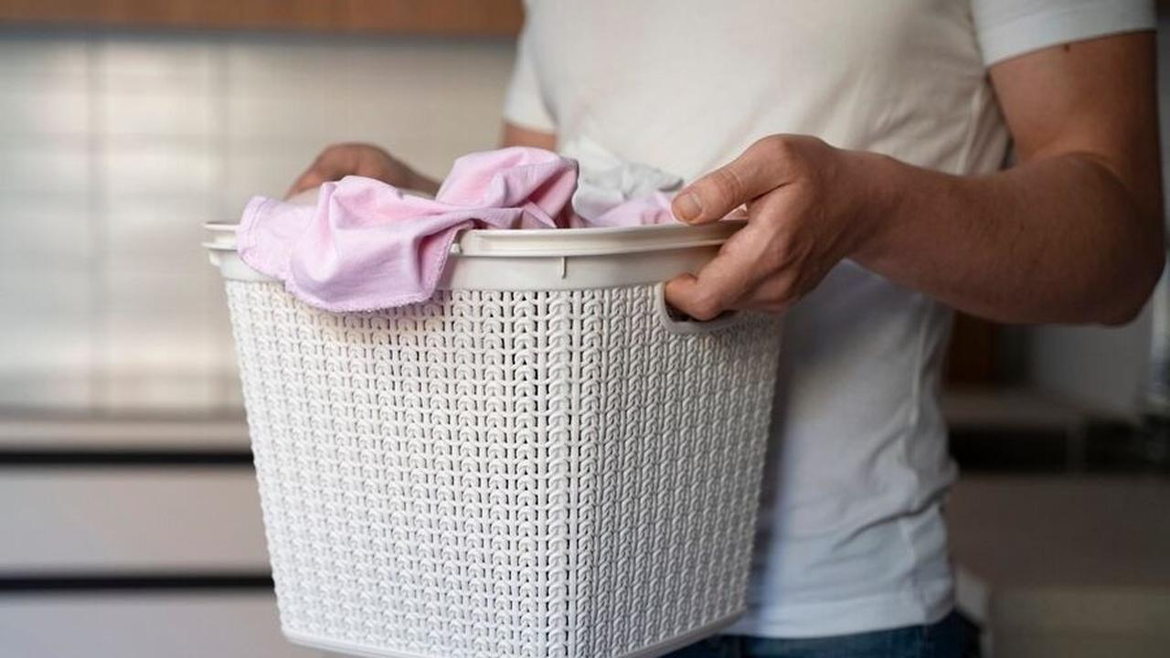 1. Cuci Pakaian dengan Air Hangat