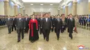 Pemimpin Korea Utara Kim Jong-un (tengah) mengunjungi Istana Matahari Kumsusan bersama istrinya Ri Sol-ju dalam rangka ulang tahun ke-110 mendiang pendiri Korea Utara Kim Il-sung di Kim Il-sung Square, Pyongyang, Korea Utara, 15 April 2022.