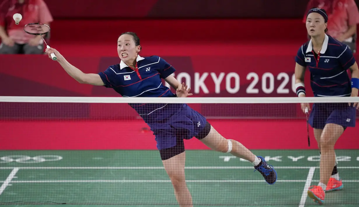 Wakil Indonesia itu menumbangkan pasangan Korea Selatan, Lee So Hee/Shin Seung Chan, dua gim langsung di Musashino Forest Sports Plaza, Tokyo, Sabtu (31/7/2021). (Foto: AP/Dita Alangkara)