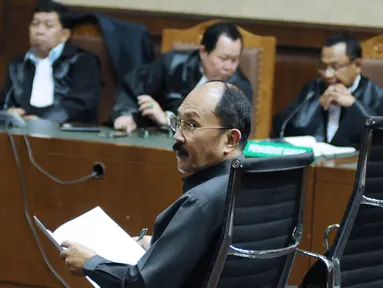 Terdakwa dugaan menghalangi penyidikan KPK, Fredrich Yunadi saat mengikuti sidang lanjutan di Pengadilan Tipikor, Jakarta, Kamis (22/2). Sidang mendengar jawaban jaksa atas eksepsi terdakwa. (Liputan6.com/Helmi Fithriansyah)