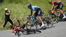 Pembalap Italia, Peio Bilbao jatuh di tikungan saat pembalap Spanyol, Ion Izaguirre Insausti tidak dapat menghindar dan melindas sepedanya pada etape ke-14 balap sepeda Tour de France 2021 yang menempuh jarak 183,7 km, dari Carcassonne menuju Quillan, Prancis, pada 10 Juli 2021. (AP/Christophe Ena)