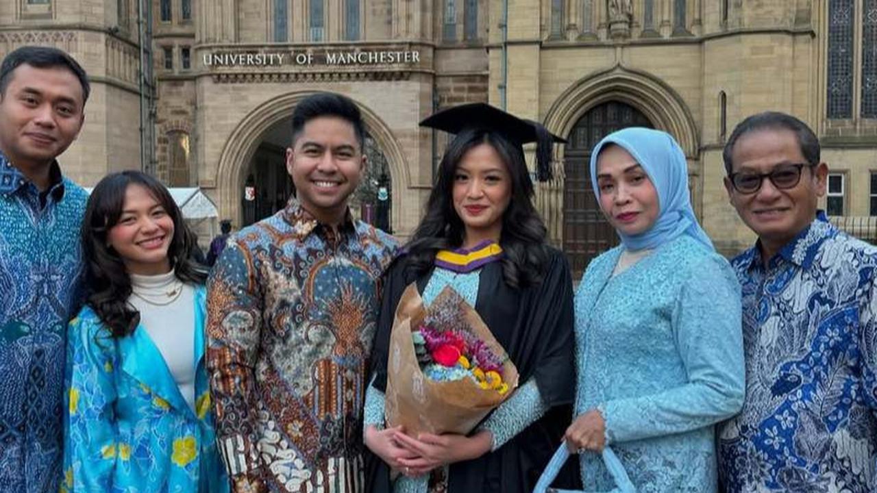 Potret Cantik Amel Carla Hadiri Wisuda S2 Sang Kakak di Luar Negeri, Sekeluarga Dipuji Cerdas Semua