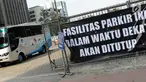 Sebuah bus keluar dari area Park and Ride di Jalan MH Thamrin, Jakarta, Jumat (30/8/2019). Pemerintah Provinsi DKI Jakarta berencana mengubah peruntukan area park and ride menjadi pusat kuliner. (Liputan6.com/Helmi Fithriansyah)