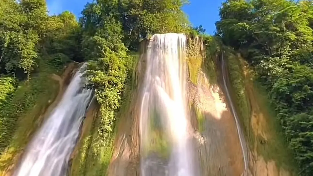 Curug Cikaso dengan pemandangan air terjun terletak di Sukabumi
