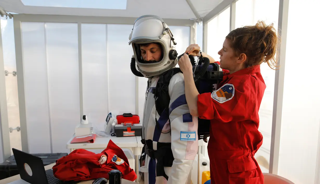 Astronot Israel bersiap melakukan simulasi kehidupan di Planet Mars di Gurun Negev, Minggu (18/2). Para astronot meneliti satelit komunikasi, dampak psikologis dari isolasi, pengukuran radiasi, dan pencarian tanda-tanda kehidupan. (MENAHEM KAHANA/AFP)