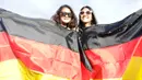 Dua mahasiswi Indonesia, Tiffani Datudara Bari dan Gabrielle Putri (kiri), turut menjadi pendukung Jerman saat nonton bareng Piala Eropa di Paris, Prancis, Minggu (26/6/2016). (Bola.com/Vitalis Yogi Trisna)