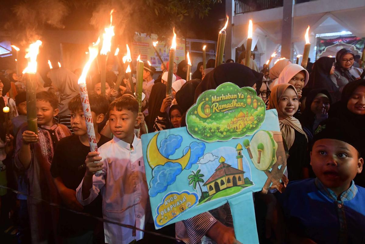 FOTO: Antusias Anak Anak Ramaikan Pawai Obor Ramadhan