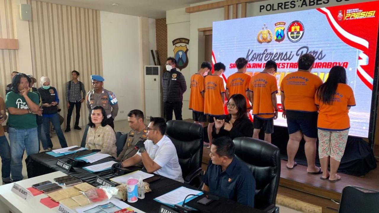 Selain ditempati para korban, satu kamar disisakan untuk kantor para operator yang juga anak buahnya. <br>