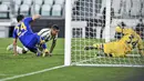 Pemain Juventus Alex Sandro (tengah) mencetak gol ke gawang Parma pada pertandingan Serie di Stadion Allianz Turin, Italia, Rabu (21/4/2021). Juventus menang 3-1. (Piero Cruciatti/LaPresse via AP)