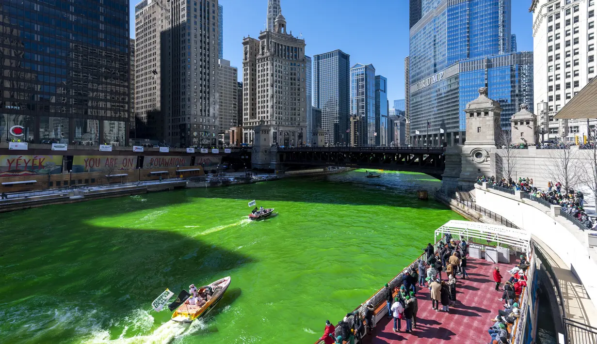 Sungai Chicago tampak hijau setelah Plumbers Union Local 130 mewarnainya pada Sabtu (12/3/2022). Perubahan warna ini dilakukan untuk menyambut Hari St. Patrick pada Kamis mendatang.  (Tyler Pasciak LaRiviere/Chicago Sun-Times via AP)