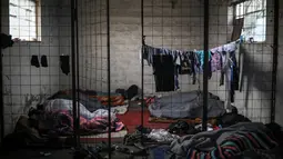Imigran tidur di lantai di salah satu ruangan sebuah gudang tak terpakai yang dijadikan tempat tinggal di Belgrade, Serbia, 10 November 2016. Menurut badan pengungsi PBB, sekitar 6.400 imigran saat ini terdaftar di Serbia. (REUTERS/Marko Djurica)