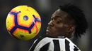 Christian Atsu. Pemain sayap asal Ghana ini total 5 musim membela Newcastle United sejak didatangkan dari Porto pada 2016/2017. Karena lebih banyak menghuni bangku cadangan sejak dua musim lalu, ia memutuskan hijrah ke klub Arab Saudi, Al Raed mulai musim 2021/2022 ini. (AFP/Paul Ellis)