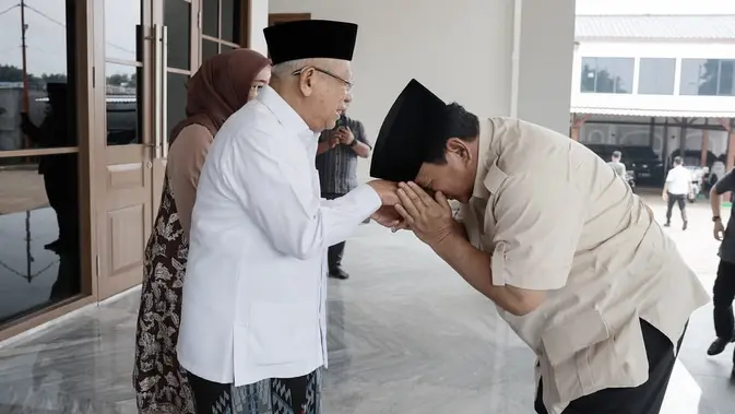 Prabowo Sambangi Kediaman Ma’ruf Amin, Cium Tangan Lalu Diskusi Bahas Pembangunan RI