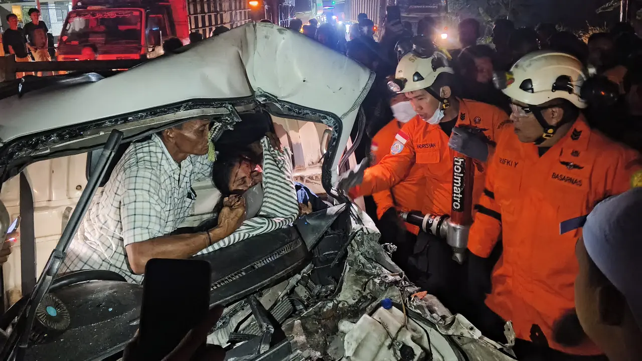 Tim SAR mengevakuasi pasutri terjepit mobil