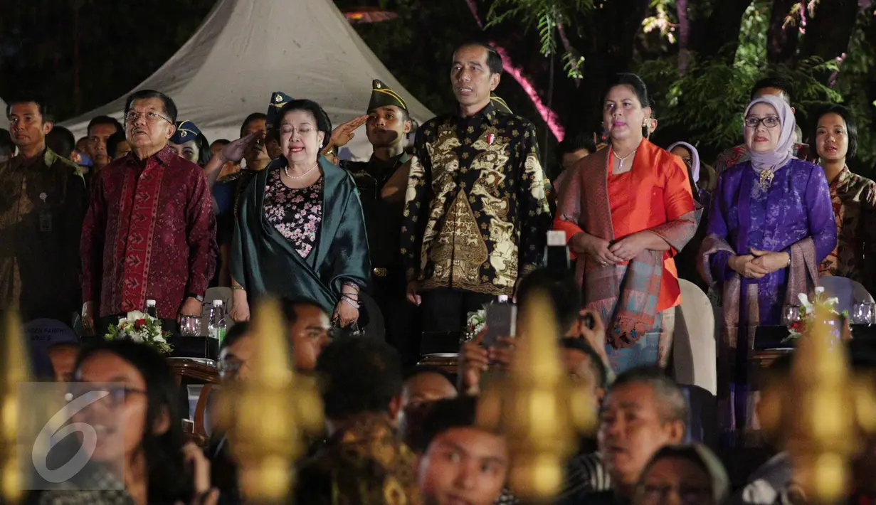 Presiden Jokowi (tengah) beserta Wapres Jusuf Kalla (kedua kiri) jelang menyaksikan pagelaran "Nusantara Berdendang", Jakarta, Jumat (28/10). Acara ini untuk memperingati Hari Sumpah Pemuda ke-88. (Liputan6.com/Faizal Fanani)