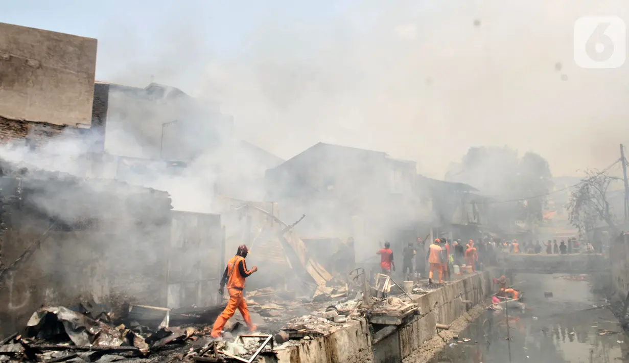 Suasana saat api melahap permukiman warga di Jalan Kebon Jeruk 13, Taman Sari, Jakarta Barat, Minggu (6/10/2019). Kebakaran menghanguskan puluhan rumah di dua kelurahan, Taman Sari dan Mapar. (merdeka.com/Iqbal Nugroho)
