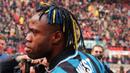 Taribo West - Mantan pemain Serie A ini merupakan pemain yang cukup nyentrik dalam urusan gaya rambut. West kerap mewarnai rambut gimbalnya dengan warna hijau khas Nigeria atau Biru Hitam khas Inter Milan. (AP/Carlo Fumagalli)