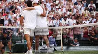 Petenis Italia, Jannik Sinner (kanan), menyapa petenis Spanyol, Carlos Alcaraz, setelah memenangkan pertandingan final tunggal putra mereka pada hari&nbsp;ke-14 Kejuaraan Wimbledon 2025 di All England Lawn Tennis and Croquet Club di Wimbledon, London barat daya, pada 13 Juli 2025. (HENRY NICHOLLS/AFP)