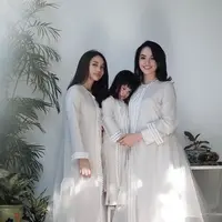 Model baju Lebaran keluarga Desta Ririn Ekawati yang sleek dan sophisticated dalam tunik asimetris warna putih (Foto: Instargram @ririnekawati)