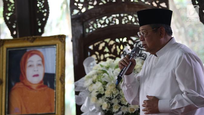 Presiden ke-6 Susilo Bambang Yudhoyono memberikan sambutan untuk para pelayat di Puri Cikeas, Bogor, Jawa Barat, Sabtu (31/8/2019) Jenazah ibunda SBY, Siti Habibah, disemayamkan di pendopo Puri Cikeas dan akan dimakamkan di TPU Tanah Kusir setelah salat dzuhur. (Liputan6.com/Herman Zakharia)