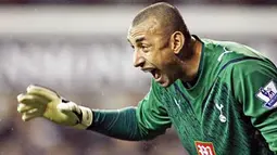 Gaya kiper Tottenham Hotspur asal Brasil, Heurelho Gomes di partai replay perempat final FA Cup lawan Fulham di White Hart Lane, 24 Maret 2010. AFP PHOTO / GLYN KIRK 