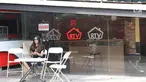 Seorang wanita duduk di depan toko Rumah Tua Vape, Pejompongan, Jakarta yang tutup, Senin (11/9). Di toko ini, Abi Qowi Suparto (20) tewas dikeroyok pegawai Rumah Tua Vape Tebet karena dituduh mencuri vape di outlet itu. (Liputan6.com/Immanuel Antonius)