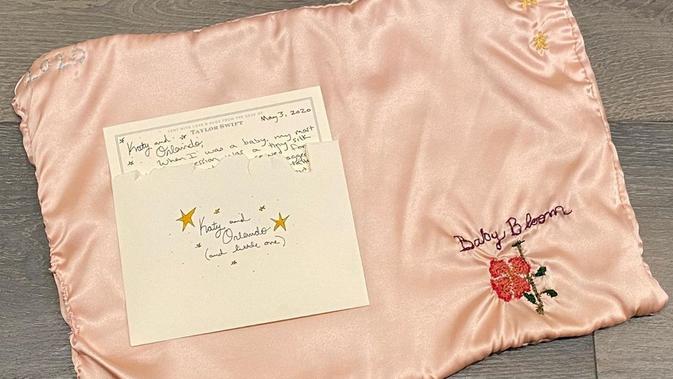 Kado Taylor Swift untuk bayi Katy Perry dan Orlando Bloom. (Instagram/ katyperry)