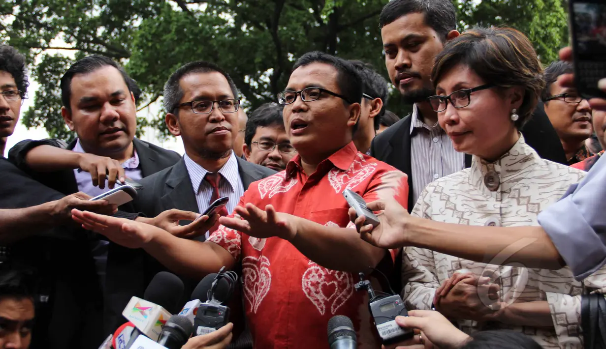 Mantan Wakil Menkumham Denny Indrayana bersama kuasa hukumnya menjawab pertanyaan wartawan di Bareskrim Polri, Jakarta, Jumat (27/3/2015). Denny diperiksa sebagai tersangka kasus dugaan korupsi payment gateway di Kemenkumham . (Liputan6.com/Helmi Afandi)