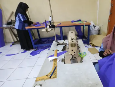Peserta pelatihan memproduksi alat pelindung diri (APD) berupa pakaian dekontaminasi atau baju hazmat di Balai Latihan Kerja (BLK), Cibodas, Kota Tangerang, Rabu (15/4/2020). Baju diproduksi untuk tenaga medis yang merawat pasien virus corona covid-19. (Liputan6.com/Fery Pradolo)