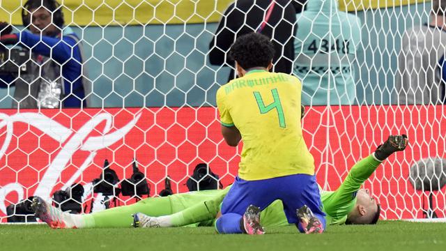 Foto: Lagi, Aksi Brilian Kiper Kroasia Dominik Livakovic Bikin Brasil Tersingkir di Perempatfinal Piala Dunia 2022