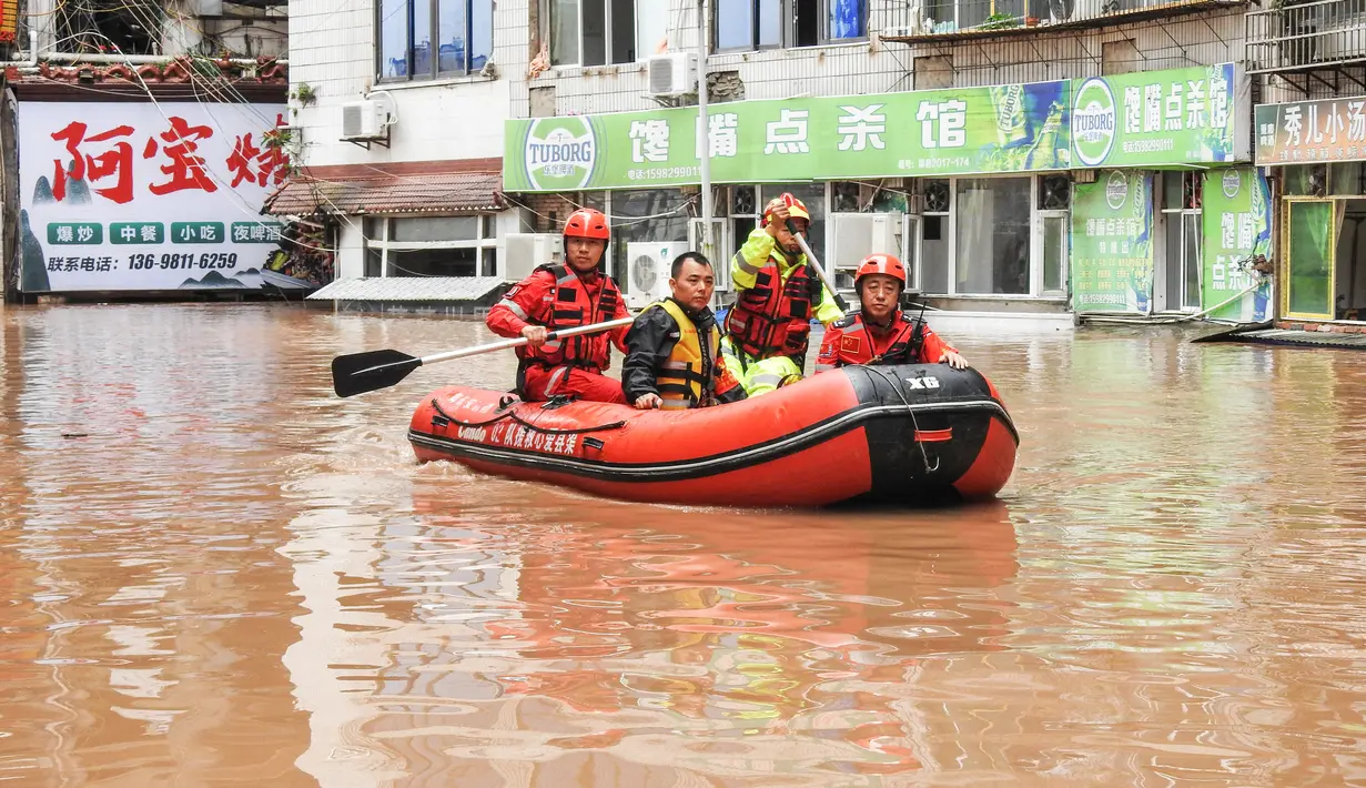 Tim penyelamat mengevakuasi penduduk di daerah banjir setelah hujan deras di daerah Quxian, kota Dazhou, di provinsi Sichuan barat laut China (6/9/2021). (AFP/STR)