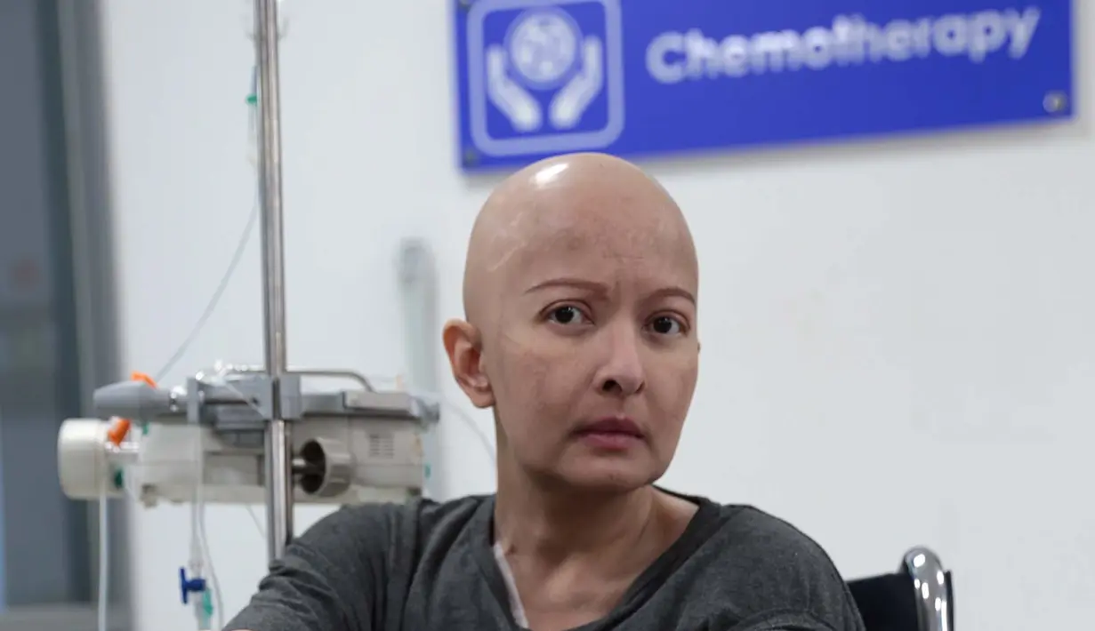 Seperti yang diceritakan Yana Zein pada Bintang.com. Sambil berurai air mata, ia tak kuasa menahan beban hidup yang teramat berat. Kanker payudara yang bersarang dalam tubuhnya, membuatnya menguras pikiran dan tabungannya. (Deki Prayoga/Bintang.com)