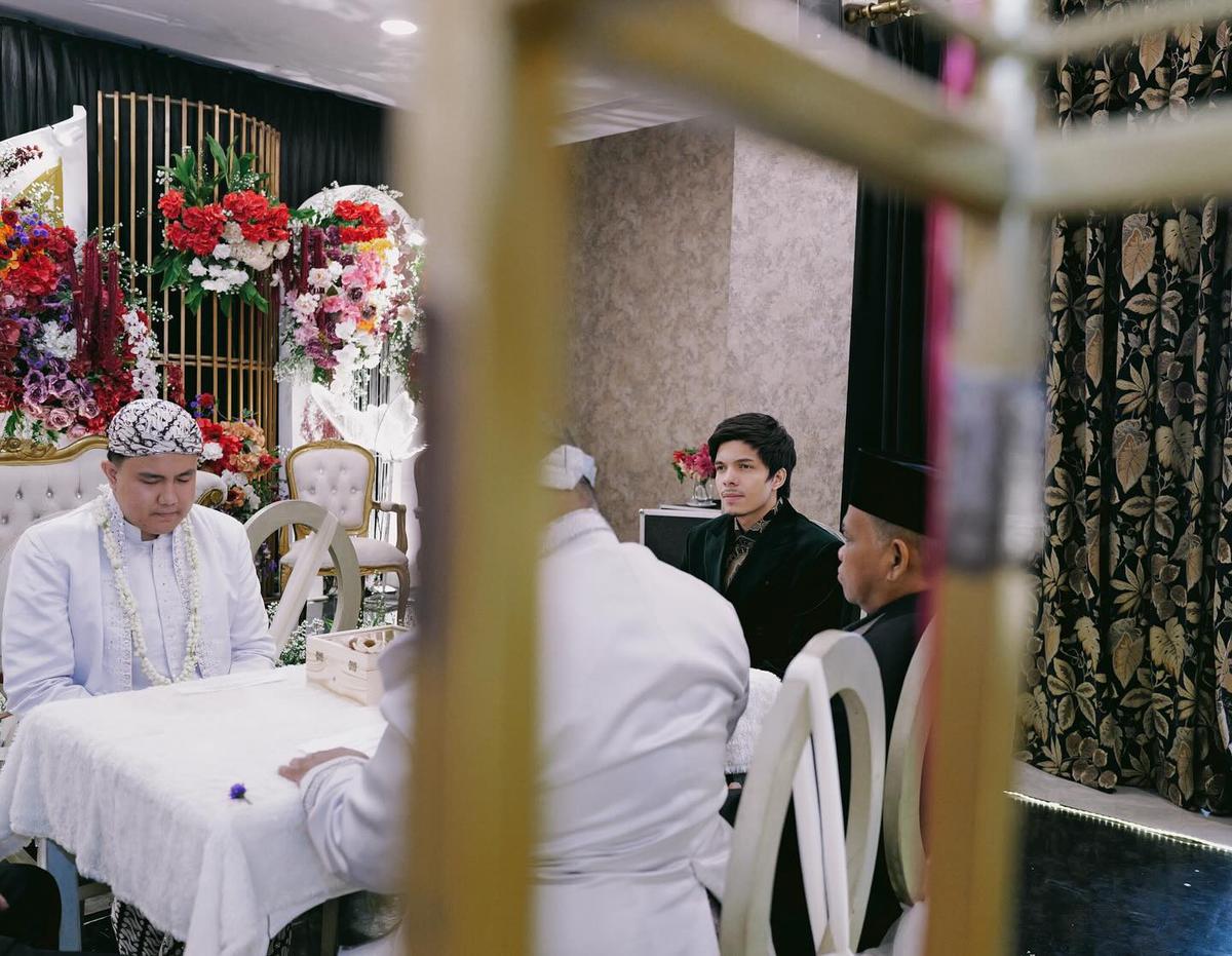 7 Potret Atta Halilintar Jadi Saksi Nikah Karyawannya, Tampil Formal - Disebut Lebih Ganteng Tanpa Kacamata Hitam
