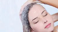 Mencuci rambut dengan aturan yang benar membuat rambut kamu lebih sehat. | via: eileenmai.com