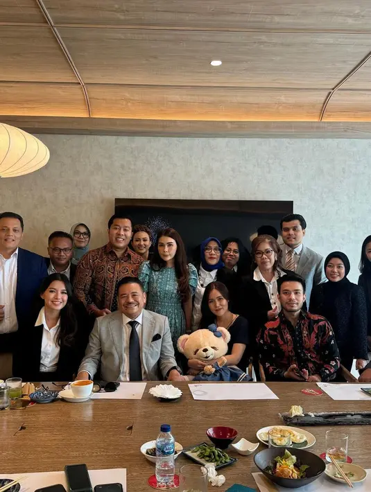 Terlihat lewat foto ini, tim kuasa hukum Otto Hasibuan mendampingi Jessica Wongso yang sebelumnya dijatuhi hukuman 20 tahun penjara hingga dapat remisi hukuman. (Liputan6.com/IG/@vanessaxkaliey)